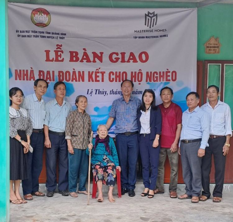Uỷ ban MTTQVN huyện Lệ Thuỷ bàn giao nhà Đại đoàn kết cho hộ nghèo.