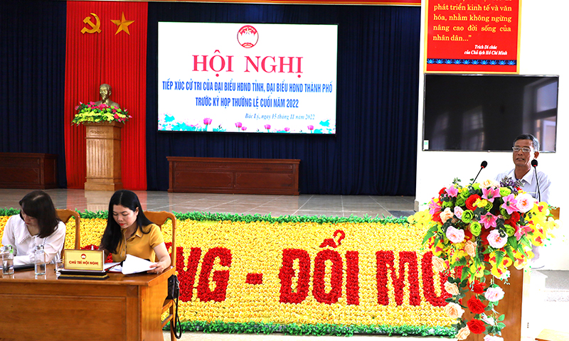 Cử tri TP. Đồng Hới phát biểu ý kiến kiến nghị tại buổi tiếp xúc.