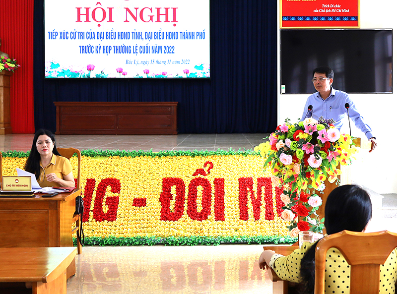 Đại diện lãnh đạo TP. Đồng Hới trả lời một số ý kiến kiến nghị của cử tri trên địa bàn.