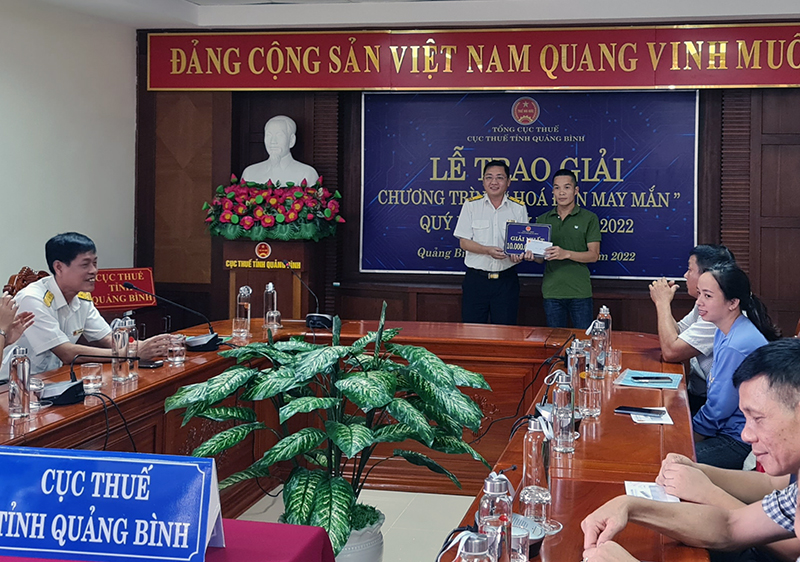 Lãnh đạo Cục Thuế tỉnh trao giải nhất cho anh Phạm Như Toản (mã số thuế <a href="tel:8690419649">8690419649</a>).