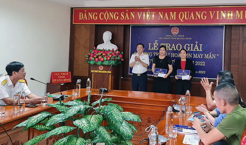 Lãnh đạo Cục Thuế tỉnh trao giải cho các cá nhân, hộ kinh doanh may mắn trúng thưởng.