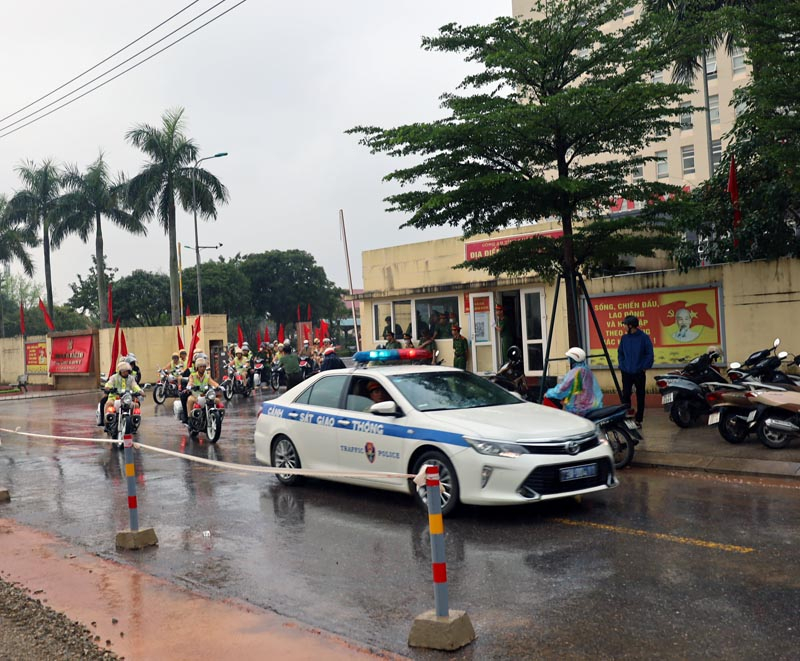 Lực lượng Công an tỉnh diễu hành, biểu dương lực lượng, ra quân tấn công, trấn áp tội phạm.