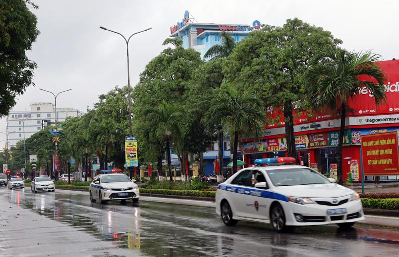 Lực lượng Công an tỉnh diễu hành, biểu dương lực lượng, ra quân tấn công, trấn áp tội phạm.