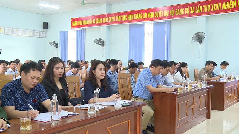 Các đại biểu tham dự buổi tiếp xúc cử tri tại xã Quảng Thủy, TX. Ba Đồn