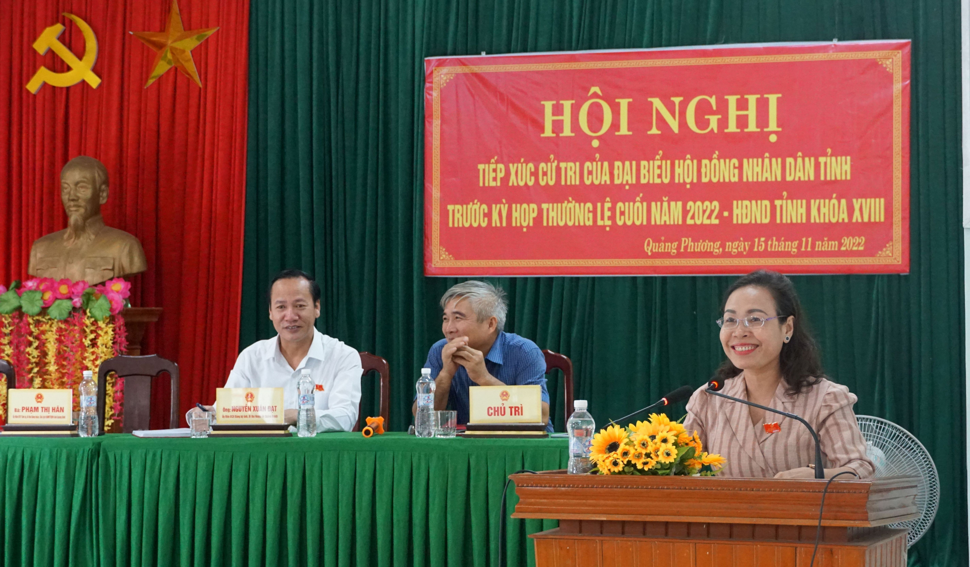 : Đại biểu Phạm Thị Hân báo cáo với cử tri về tình hình phát triển kinh tế-xã hội, hoạt động của HĐND tỉnh trong 10 tháng năm 2022 và dự kiến kỳ họp thường lệ cuối năm 2022 của HĐND tỉnh khóa XVIII.