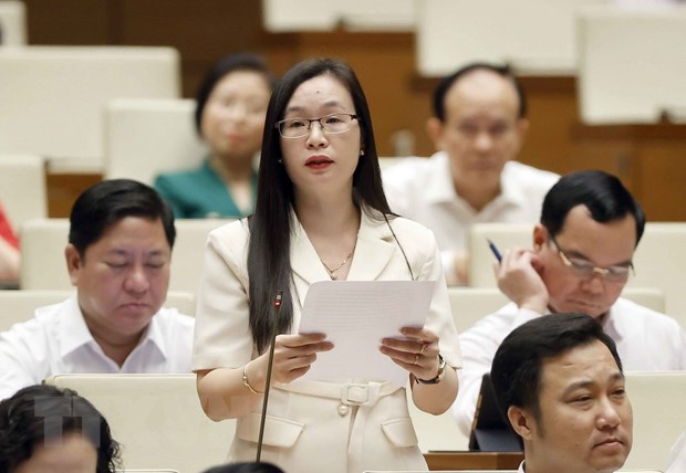 Đại biểu Quốc hội tỉnh Đắk Nông Trần Thị Thu Hằng phát biểu ý kiến. (Ảnh: Doãn Tấn/TTXVN)