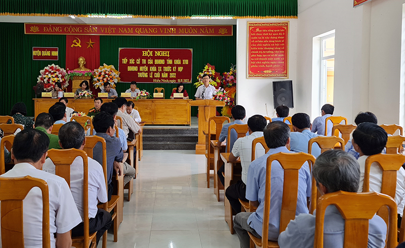 Toàn cảnh buổi tiếp xúc cử tri huyện Quảng Ninh.