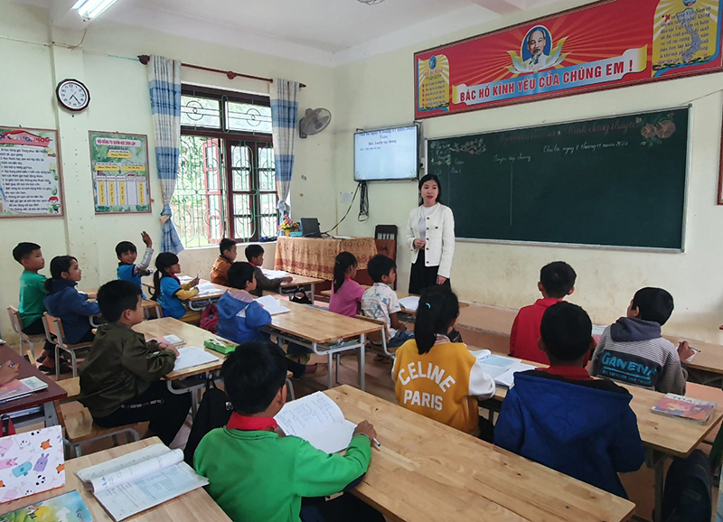 Một tiết lên lớp của giáo viên tại Trường phổ thông dân tộc bán trú TH và THCS Lâm Thuỷ.