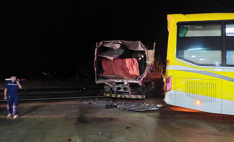 Vụ va chạm khiến các phương tiện hư hỏng nặng.