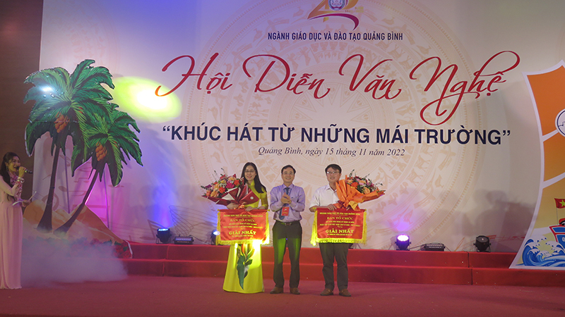  Ban tổ chức trao thưởng cho các đơn vị đạt giải cao