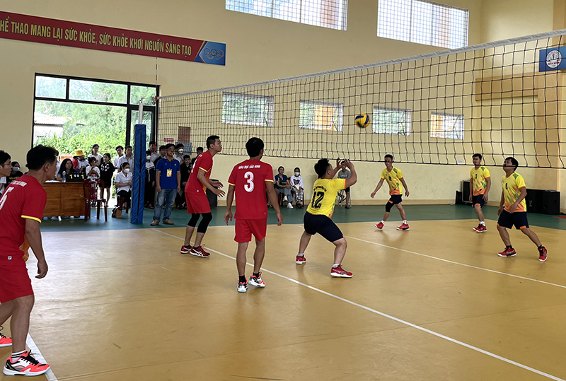 Sôi nổi giải bóng chuyền nam ngành GD-ĐT thành phố.