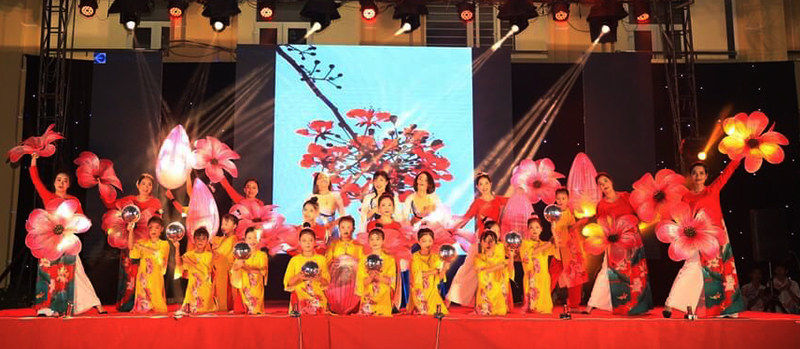 Hội diễn văn nghệ với hơn 1.000 thầy, cô giáo, học sinh trên địa bàn tham gia.