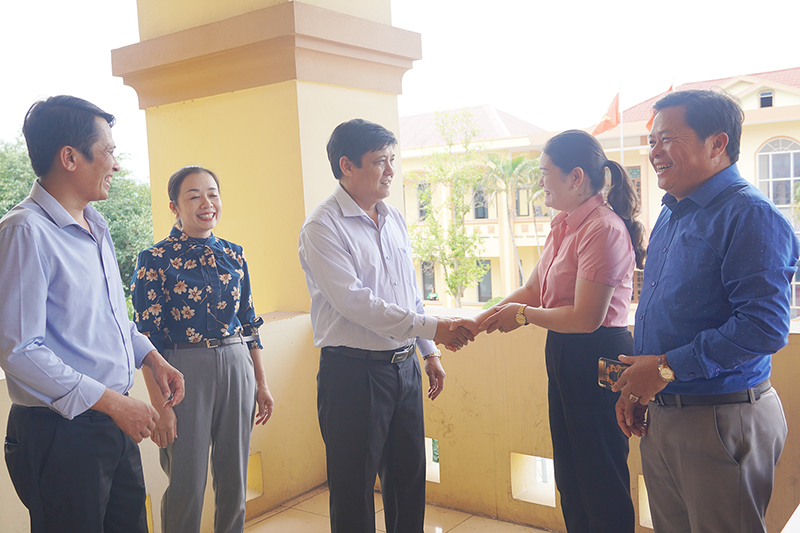  Bí thư Huyện ủy Bố Trạch Lê Công Toán trò chuyện cùng các cử tri.