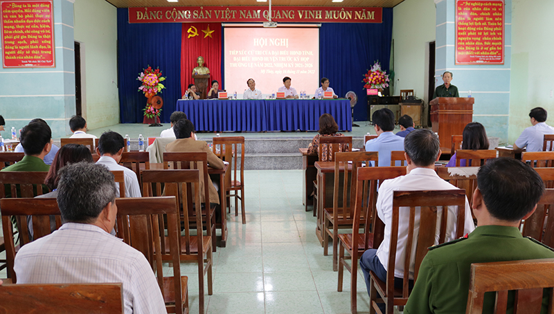 Toàn cảnh buổi tiếp xúc cử tri tại xã Mỹ Thủy.
