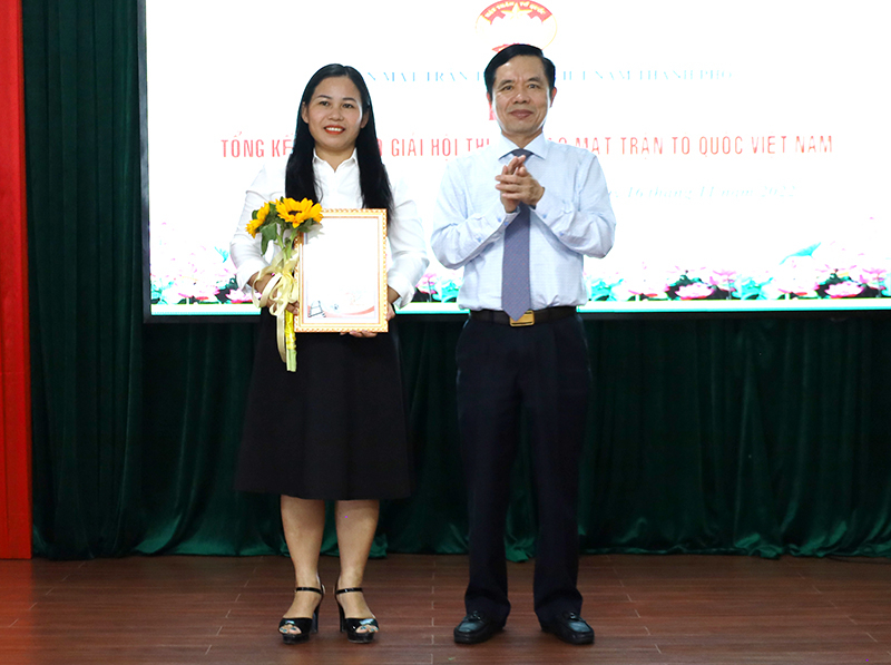 Đại diện Thường trực Thành ủy Đồng Hới trao giải nhất cho đơn vị Bắc Nghĩa.