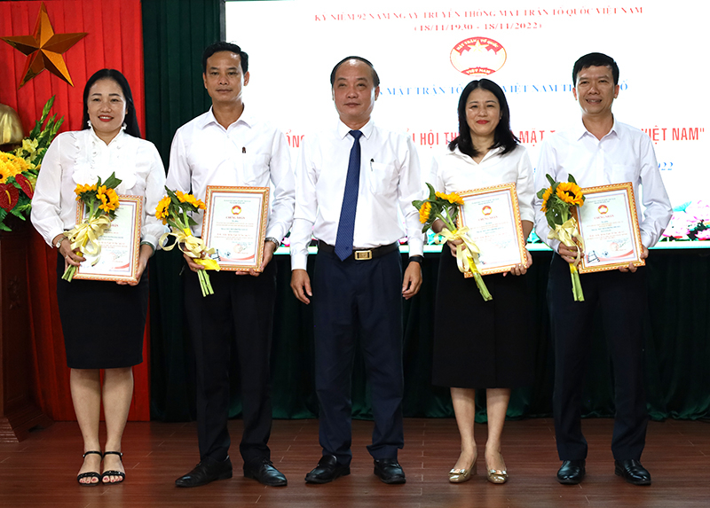 Đại diện Thường trực Ủy ban MTTQVN thành phố trao giải ba cho các đơn vị.