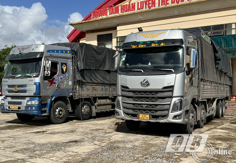 2 xe ô tô tải mang BKS 63C-148.81 và 63H-030.15 đang vận chuyển một số lượng khá lớn hàng hóa không có hóa đơn, chứng từ.