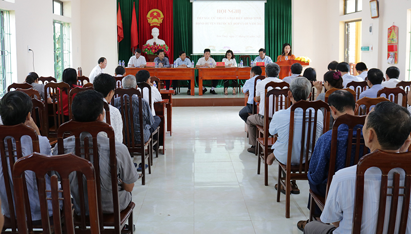 Toàn cảnh buổi tiếp xúc cử tri tại xã Sơn Thủy.