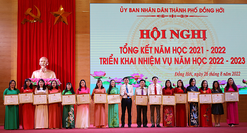 Chủ tịch UBND TP. Đồng Hới Hoàng Ngọc Đan trao thưởng cho các tập thể của ngành GD-ĐT Đồng Hới đạt danh hiệu lao động xuất sắc năm học 2021-2022.