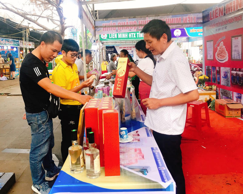 Các HTX Quảng Bình giới thiệu sản phẩm đến người tiêu dùng