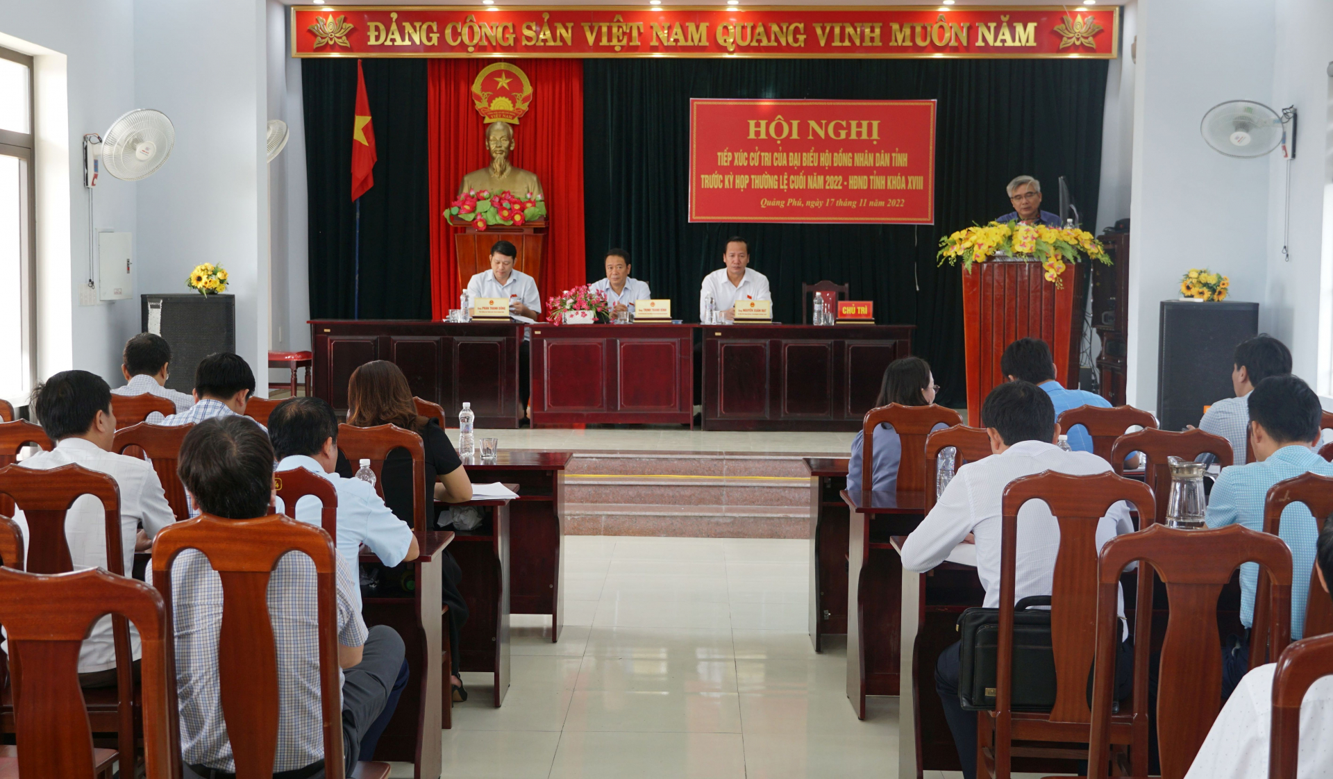 Toàn cảnh buổi tiếp xúc cử tri.