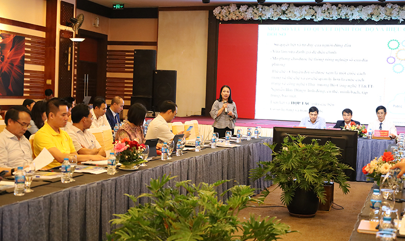 Đại biểu trình bày tham luận tại hội thảo.