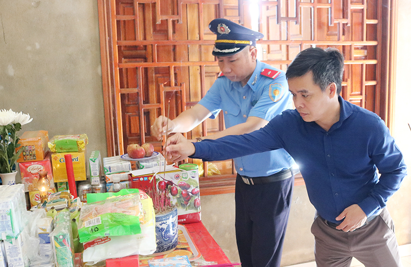  Lãnh đạo Ban ATGT tỉnh thắp hương tại gia đình có nạn nhân tử vong do TNGT tại xã Đồng Trạch, huyện Bố Trạch.