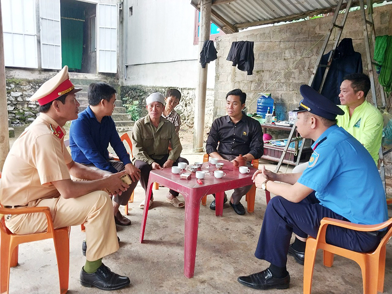 Đoàn đến thăm, chia sẻ và động viên các gia đình có người thân tử vong do TNGT ở thị trấn Phong Nha, huyện Bố Trạch. 
