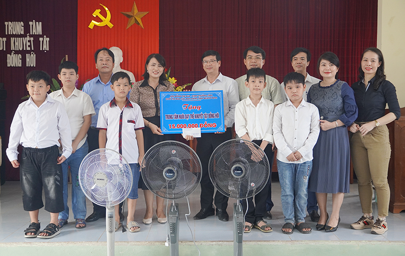 Các đồng chí lãnh đạo trong Khối thi đua các ban Đảng trao tiền và quà hỗ trợ cho Trung tâm nuôi dạy trẻ khuyết tật Đồng Hới. 