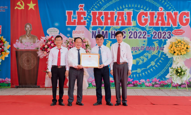 Đồng chí Phó Bí thư Thường trực Tỉnh ủy, Chủ tịch HĐND tỉnh Trần Hải Châu trao danh hiệu tập thể Lao động xuất sắc cho Trường THPT Lương Thế Vinh.