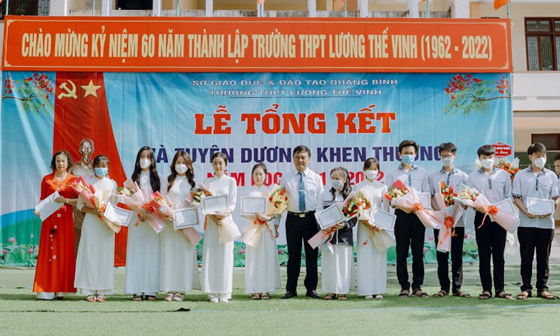  Trường THPT Lương Thế Vinh luôn quan tâm đến việc biểu dương khen thưởng GV, HS có nhiều thành tích trong giảng dạy, học tập.