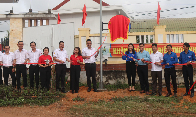Các đại biểu cắt băng khánh thành công trình.