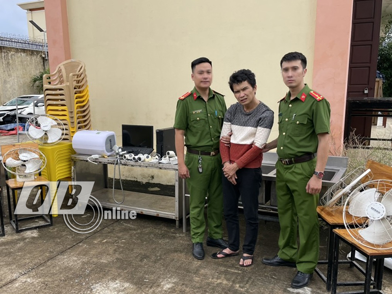 Đối tượng Nguyễn Ngọc Chung cùng tang vật các vụ trộm.