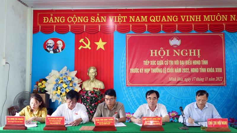 (QBĐT) - Ngày 17/11, tại hội trường Nhà văn hóa thôn Cổ Liêm (xã Tân Hóa) tổ đại biểu HĐND tỉnh, gồm các ông, bà: Nguyễn Lương Bình, Ủy viên Ban Thường vụ, Trưởng ban Nội chính Tỉnh ủy; Bùi Anh Tuấn, Tỉnh ủy viên, Bí thư Huyện ủy, Chủ tịch HĐND huyện Minh Hóa; Dương Văn Hùng, Phó Trưởng Ban Kinh tế - Ngân sách HĐND tỉnh; Đinh Thị Chuẩn, Trưởng Trạm Y tế xã Hóa Thanh đã có buổi tiếp xúc với cử tri huyện Minh Hóa trước kỳ họp thường lệ cuối năm 2022.  Tham dự buổi tiếp xúc có đại diện lãnh đạo một số sở, ban, ngành, đơn vị và huyện Minh Hóa. 