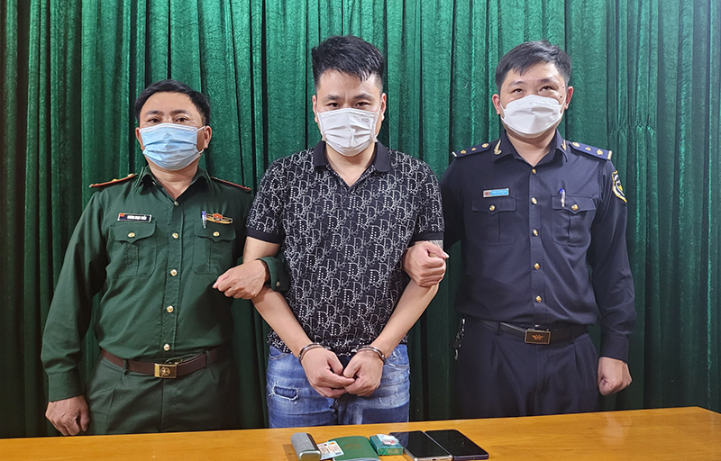 (QBĐT) - Lúc 9 giờ 30 phút ngày 17/11, thông qua các biện pháp nghiệp vụ, lực lượng Đồn Biên phòng Cửa khẩu quốc tế Cha Lo phối hợp Hải quan Cửa khẩu Cha Lo phát hiện Vũ Hoàng Tùng (SN 1986, ở phường Tân Quý, Quận Tân Phú, thành phố Hồ Chí Minh) đi trên xe khách khi đang làm thủ tục nhập cảnh. 