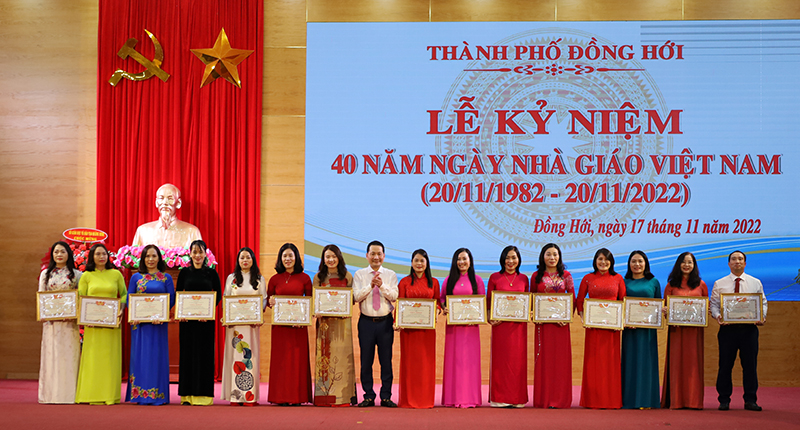 Đại diện lãnh đạo TP. Đồng Hới khen thưởng các cá nhân nhà giáo tiêu biểu.