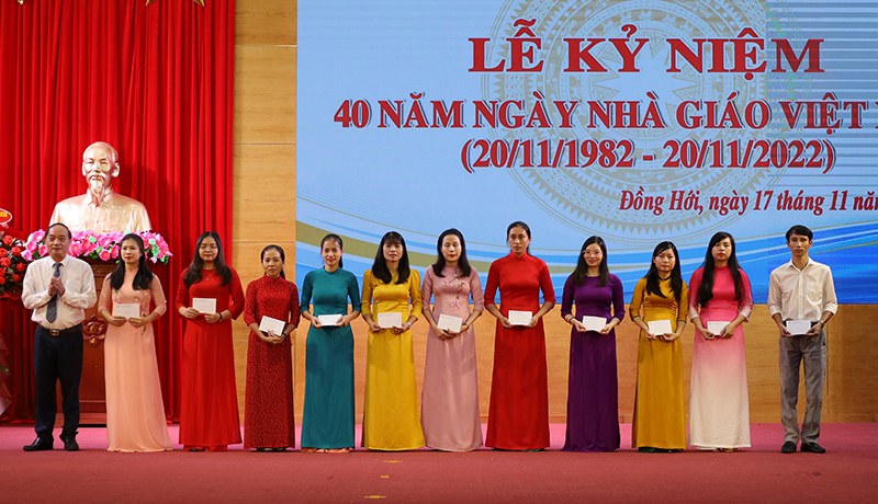Đại diện lãnh đạo TP. Đồng Hới trao quà cho các nhà giáo có hoàn cảnh khó khăn.