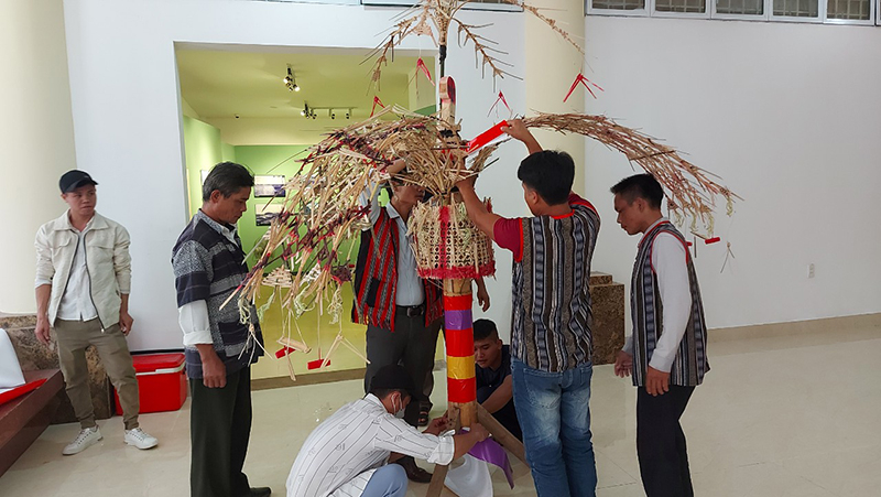 Bà con trang trí cây nêu trước khi vào lễ hội