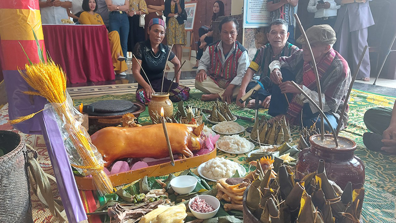 Sau phần nghi lễ, bà con cùng thưởng thức cơm mới và các sản phẩm bánh, rượu cần.