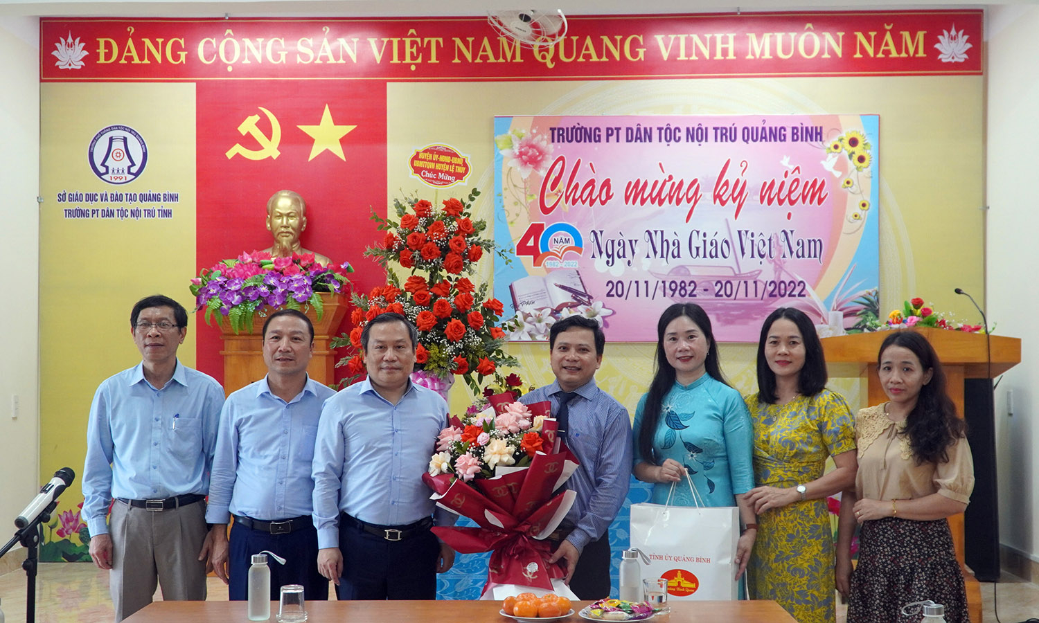  Đồng chí Bí thư Tỉnh ủy chúc mừng thầy cô giáo Trường THPT Dân tộc nội trú tỉnh