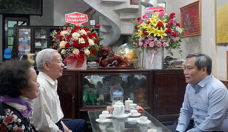 Đồng chí Bí thư Tỉnh ủy chúc mừng nhà giáo Nguyễn Chất cùng gia đình mạnh khỏe, hạnh phúc, tiếp tục quan tâm đóng góp cho giáo dục tỉnh nhà