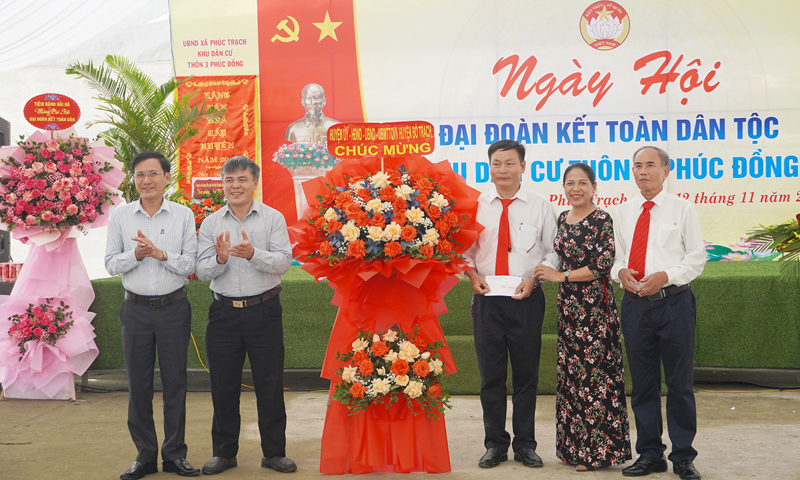Đại diện lãnh đạo huyện Bố Trạch tặng hoa, quà chúc mừng  