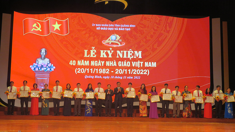 Đồng chí Phó Bí Thư Tỉnh ủy, Chủ tịch UBND tỉnh Trần Thắng tặng bằng khen cho các tập thể, cá nhân có thành tích xuất sắc