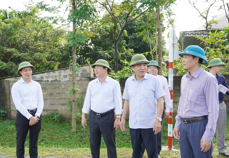 Đồng chí Phó Chủ tịch Thường trực UBND tỉnh Đoàn Ngọc Lâm kiểm tra tại vị trí nút giao của đường cao tốc Bắc - Nam với Quốc lộ 9B thuộc địa bàn xã Vạn Ninh (Quảng Ninh).