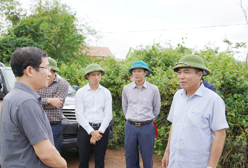 Phó Chủ tịch Thường trực UBND tỉnh Đoàn Ngọc Lâm kiểm tra tiến độ GPMB công trình đường bộ cao tốc Bắc - Nam phía Đông ở TDP Trạng, phường Đồng Sơn (TP. Đồng Hới)