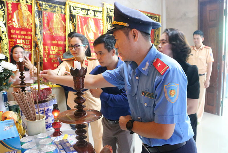 Đại diện Ban ATGT tỉnh thắp hương tại gia đình có nạn nhân tử vong do TNGT ở xã Tân Ninh (Quảng Ninh).