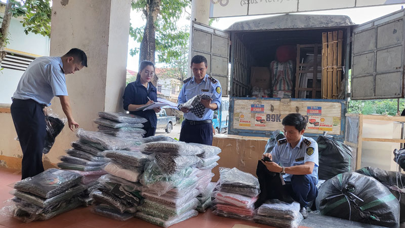 Đội Quản lý thị trường số 7 đang kiểm tra hàng hóa vi phạm