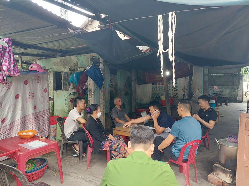 Lực lượng công an gặp gia đình ông Sáo để xác minh sự việc. Ảnh: P.Phương