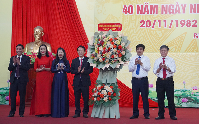 Lãnh đạo huyện Bố Trạch tặng hoa chúc mừng ngành giáo dục huyện Bố Trạch.