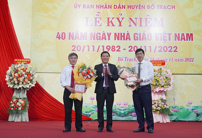 Đại diện lãnh đạo UBND huyện Bố Trạch trao tặng Kỷ niệm chương “Vì sự nghiệp giáo dục” cho các cá nhân.